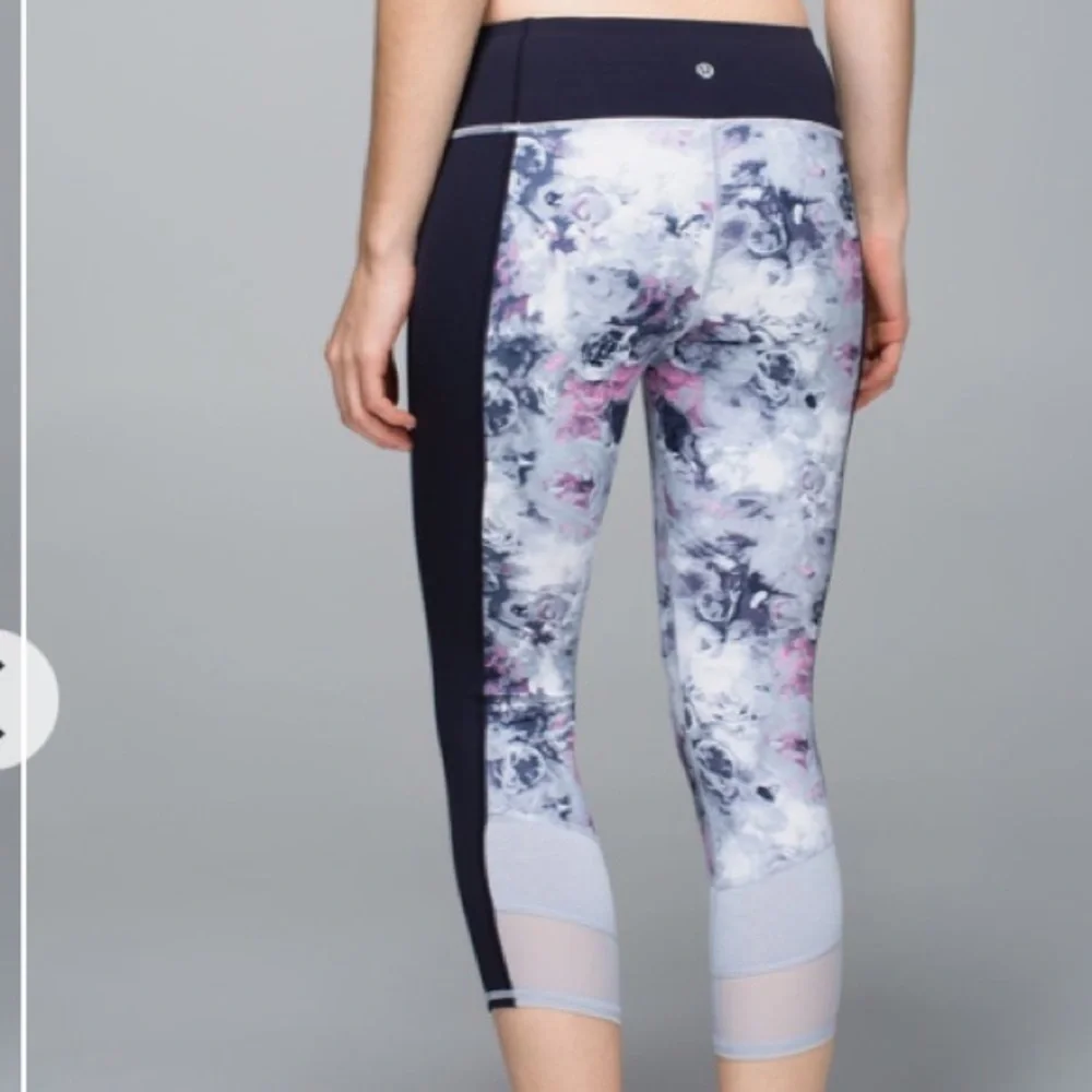 Lululemon If You're Lucky Crop Moody Mirage White Deep Navy blue silver sz 6 - Picture 2 of 11